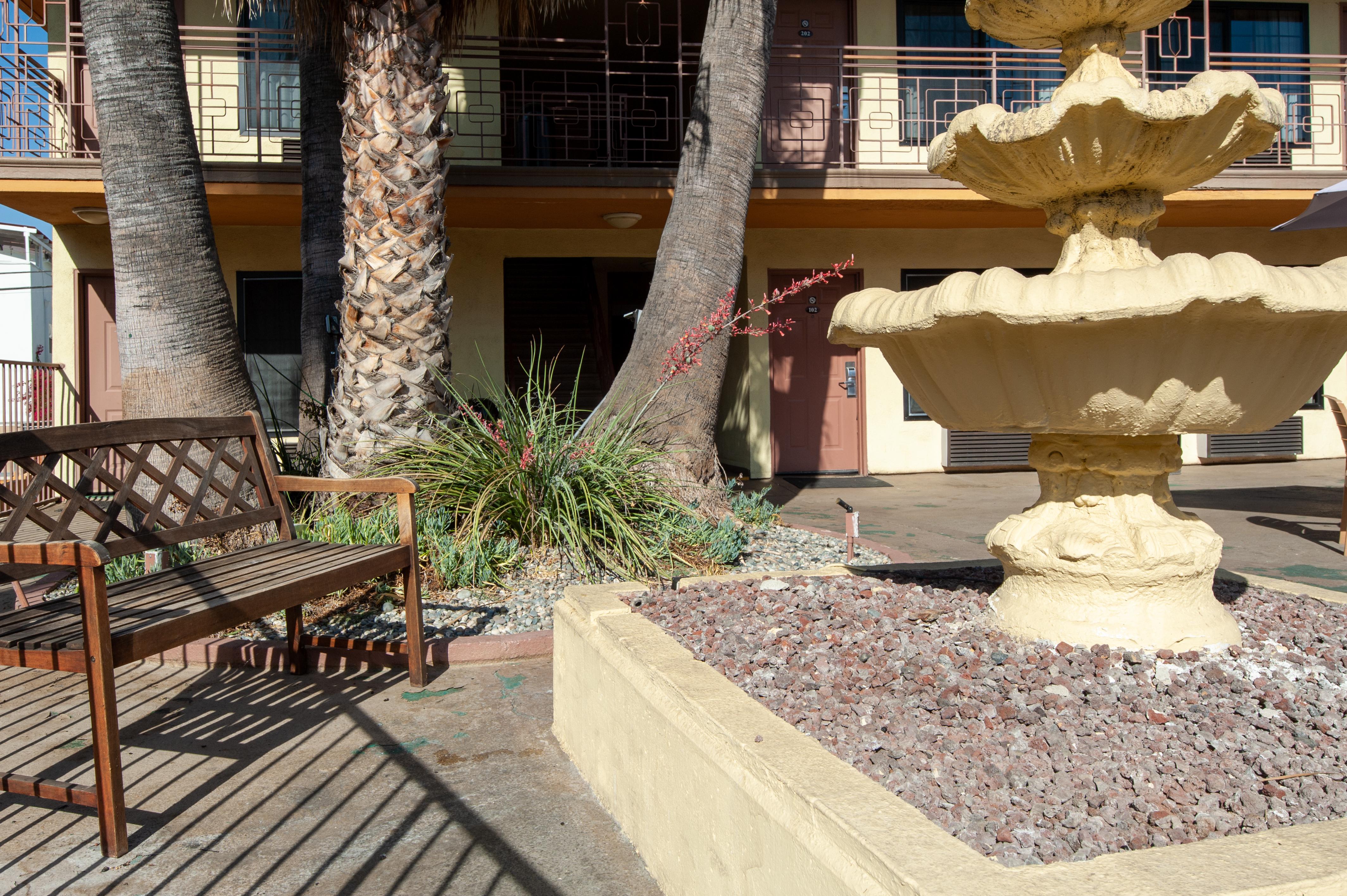 Studio City Court Yard Hotel Экстерьер фото