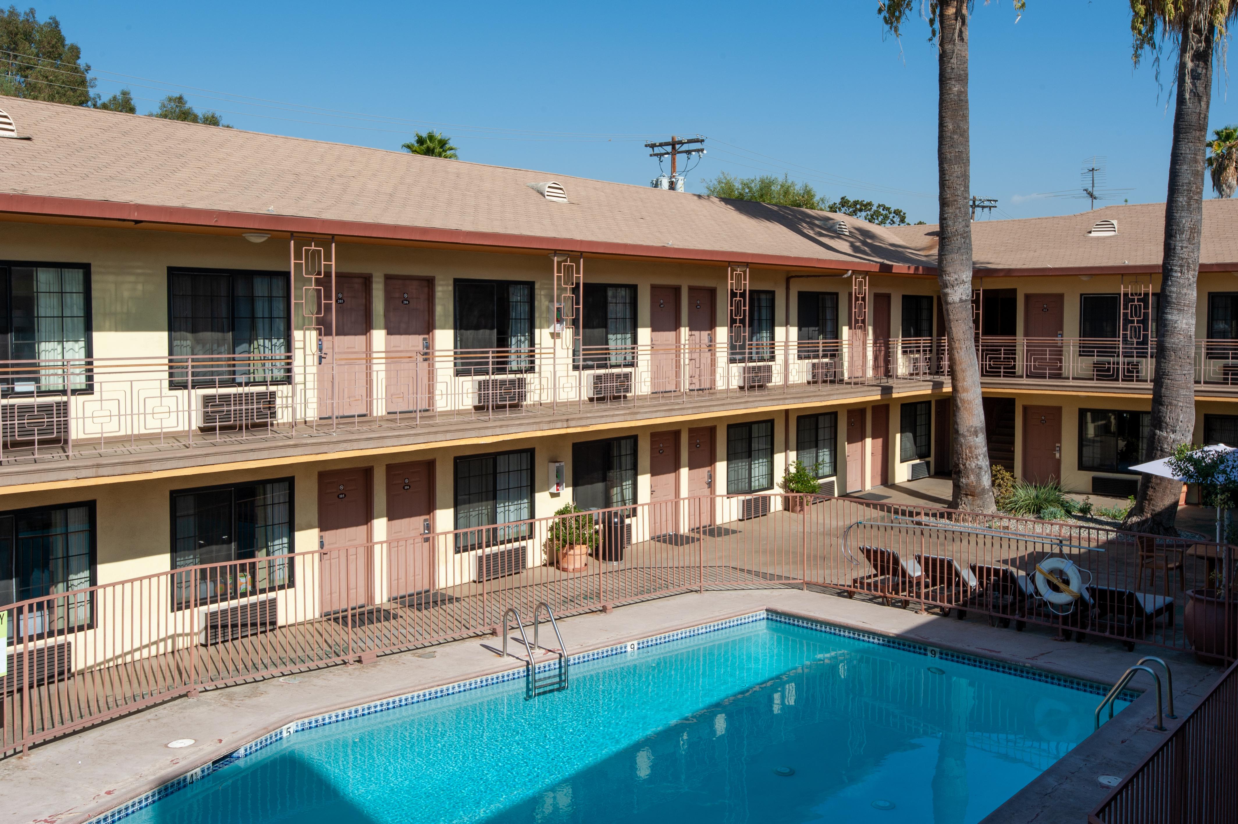 Studio City Court Yard Hotel Экстерьер фото