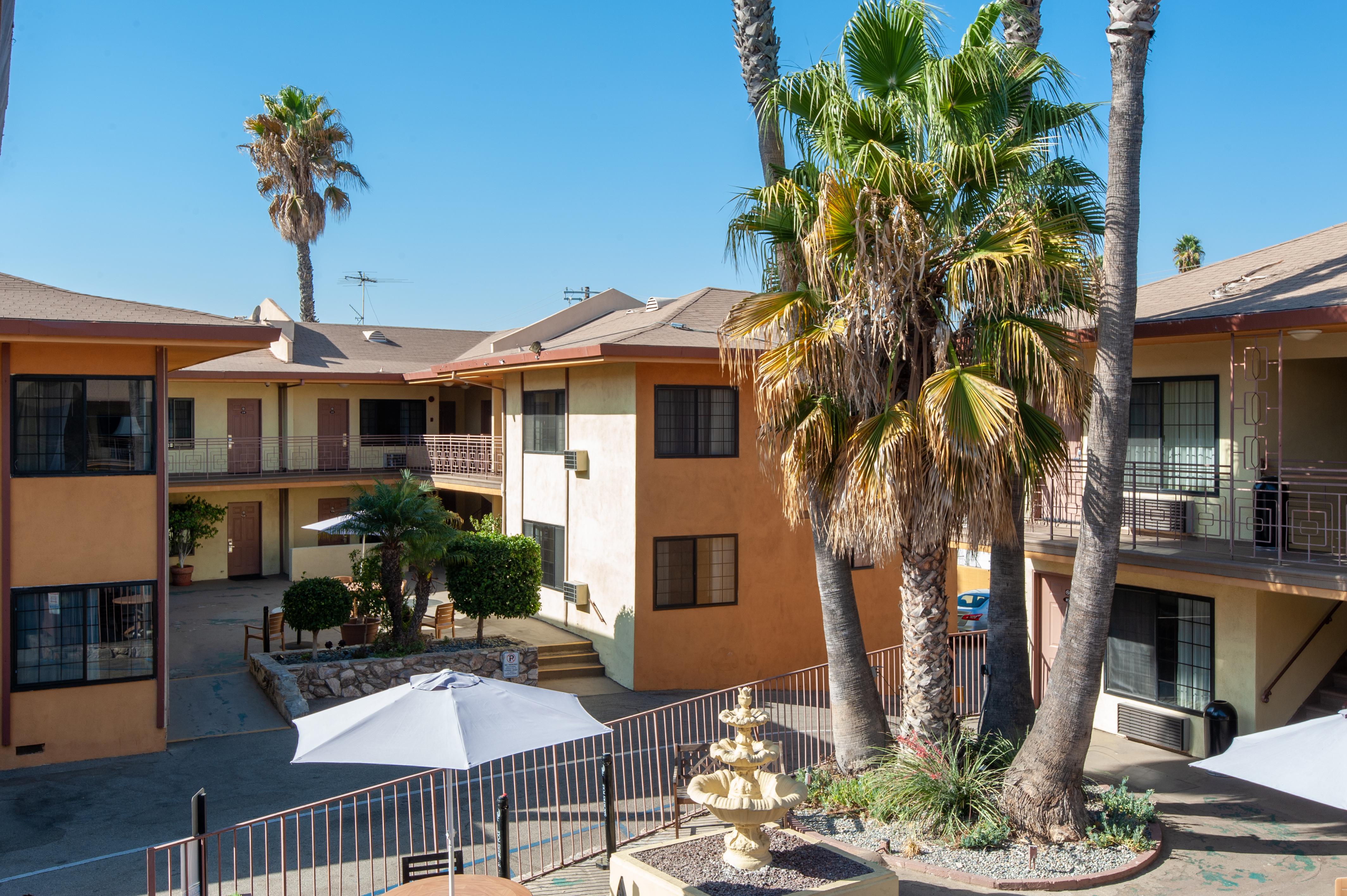 Studio City Court Yard Hotel Экстерьер фото